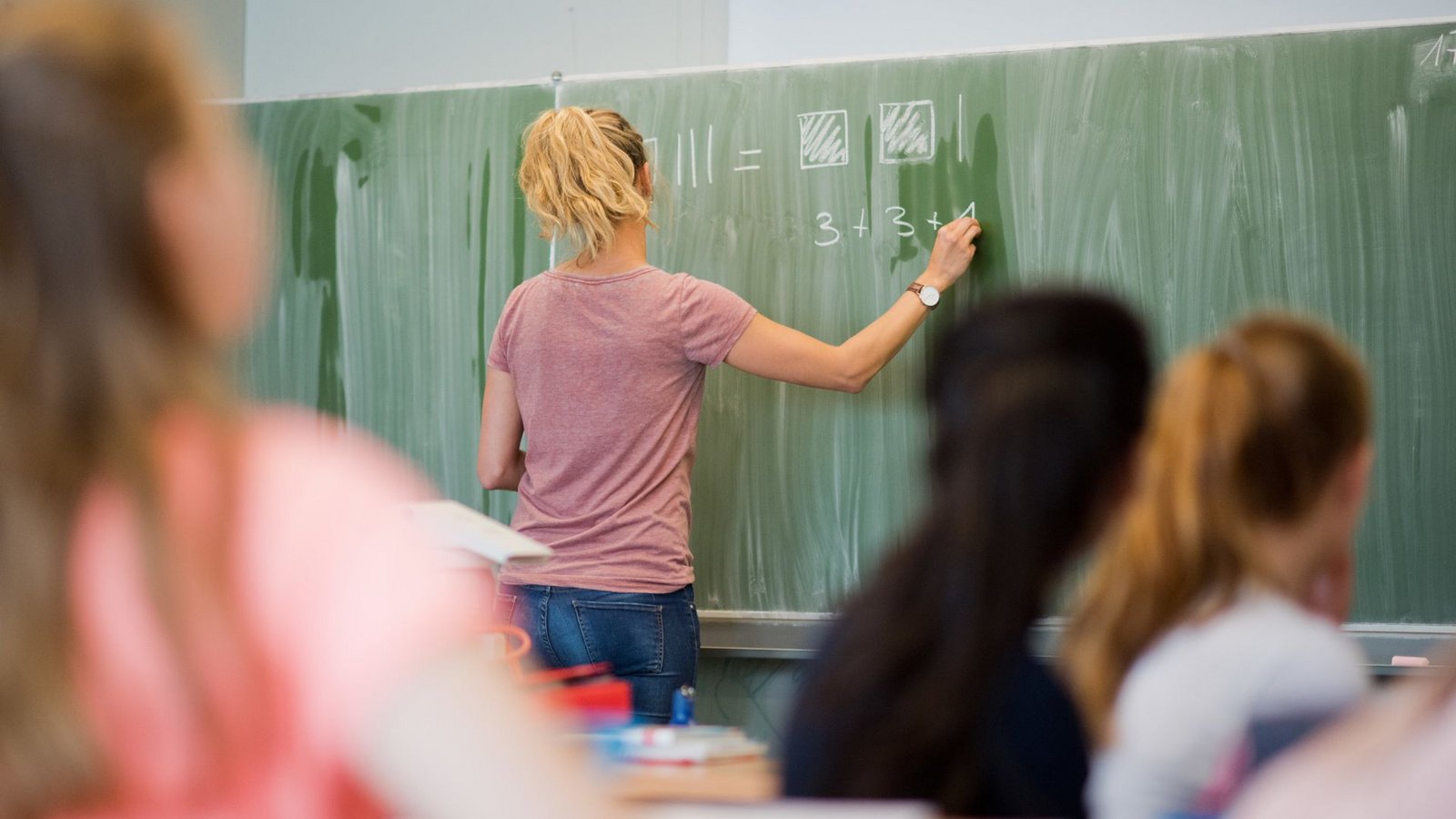 Sechzig Prozent der Fünftklässler braucht Hilfestellung in Mathe, sonst kann er dem Unterricht nicht folgen.Foto: dpa/Julian Stratenschulte Sechzig Prozent der Fünftklässler braucht Hilfestellung in Mathe, sonst kann er dem Unterricht nicht folgen.Foto: dpa/Julian Stratenschulte