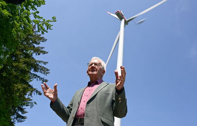 Winfried Kretschmann vor einem neuen Windrad in Sulzbach-Laufen.<span class='image-autor'>Foto: dpa/Bernd Weißbrod</span>