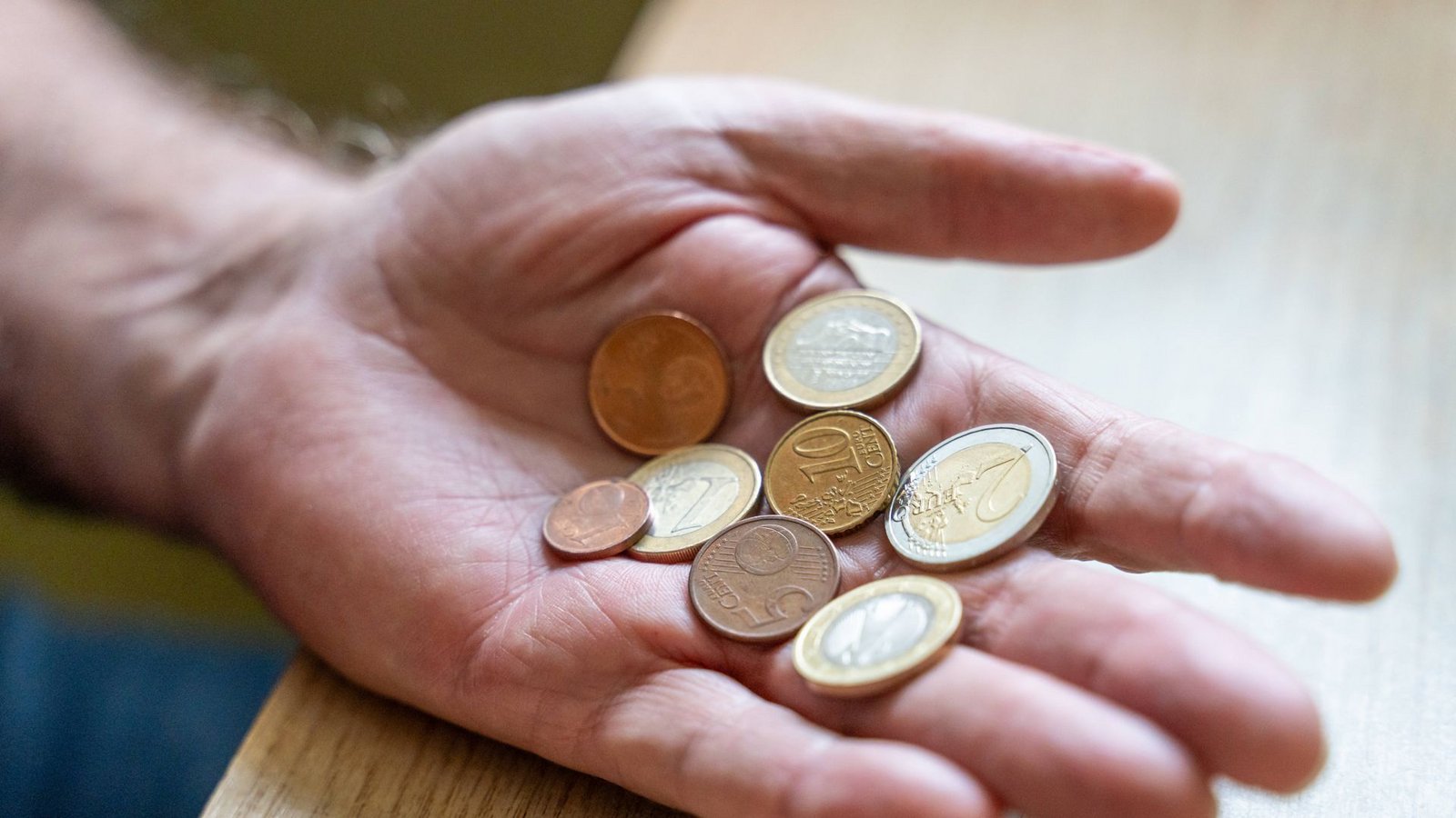 Die Rentenversicherung zahlt jährlich an über 20 Millionen Menschen Altersrente. (Symbolbild)Foto: IMAGO/Bihlmayerfotografie Die Rentenversicherung zahlt jährlich an über 20 Millionen Menschen Altersrente. (Symbolbild)Foto: IMAGO/Bihlmayerfotografie