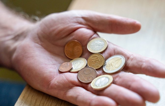 Die Rentenversicherung zahlt jährlich an über 20 Millionen Menschen Altersrente. (Symbolbild)<span class='image-autor'>Foto: IMAGO/Bihlmayerfotografie</span>