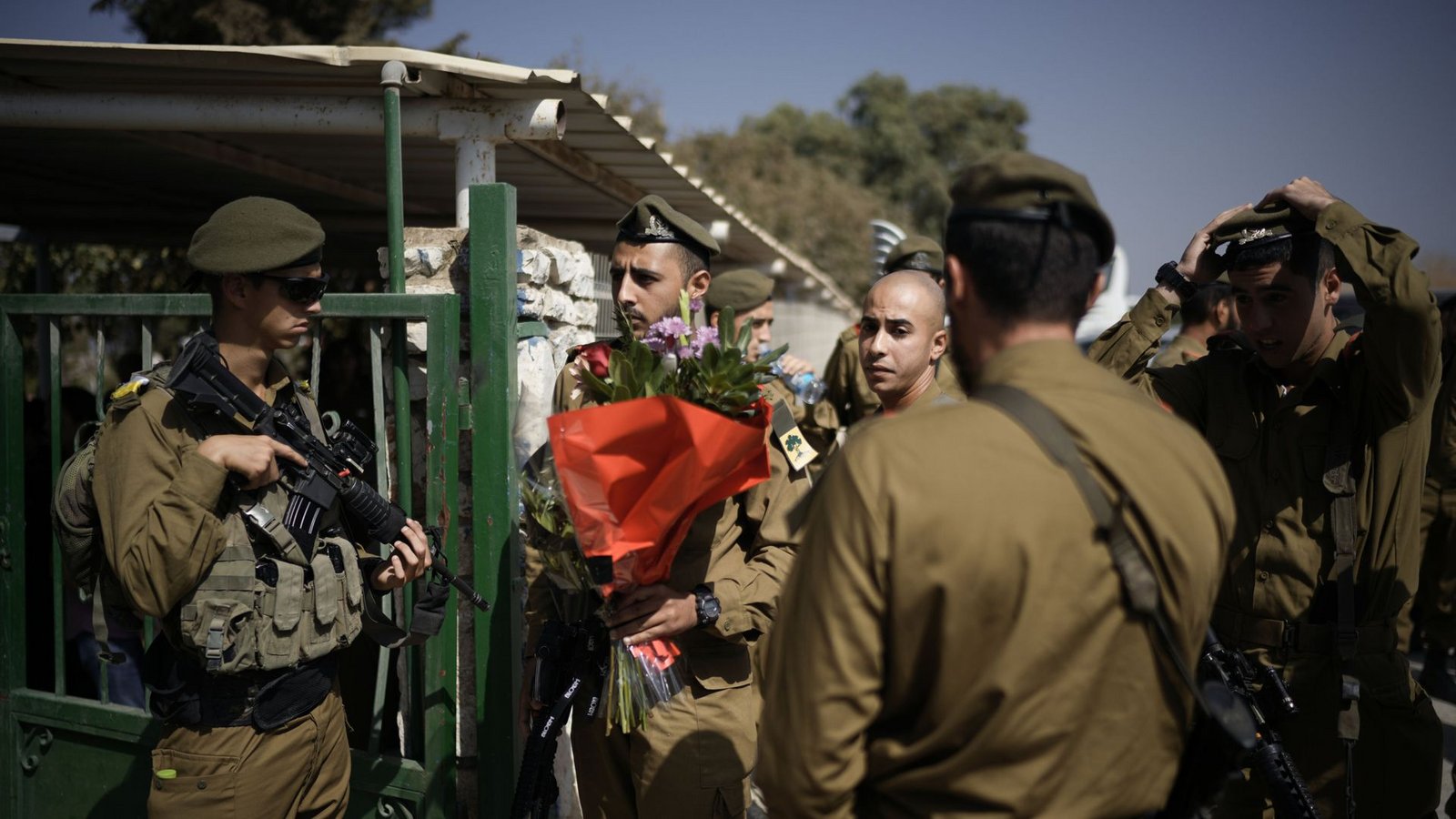Israelische Soldaten bei der Beerdigung eines Kameraden, der am Sonntag bei einem Drohnenangriff der Hisbollah getötet wurde.Foto: dpa/Leo Correa Israelische Soldaten bei der Beerdigung eines Kameraden, der am Sonntag bei einem Drohnenangriff der Hisbollah getötet wurde.Foto: dpa/Leo Correa