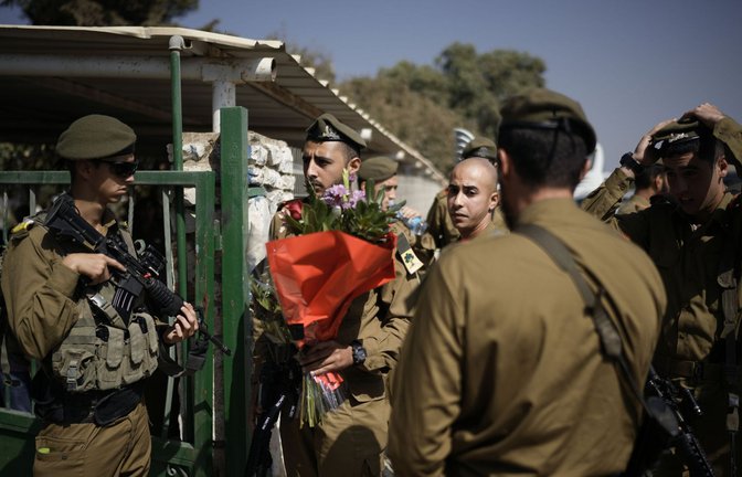 Israelische Soldaten bei der Beerdigung eines Kameraden, der am Sonntag  bei einem Drohnenangriff der Hisbollah getötet wurde.<span class='image-autor'>Foto: dpa/Leo Correa</span>