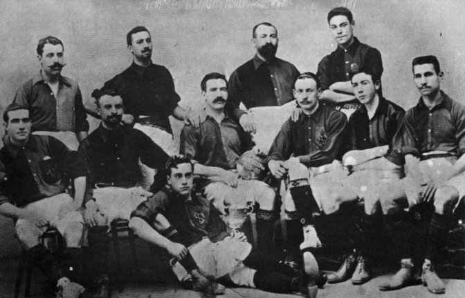 So gut sah das Team des FC Barcelona um Otto Maier  (vorne liegend) im Jahr 1903 aus.<span class='image-autor'>Foto: Paul Hartmann /G</span>