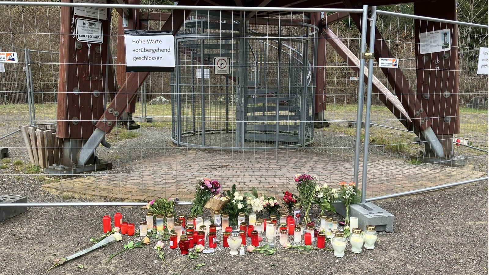 Vor dem Absperrgitter wird mit Blumen und Kerzen an die Jugendlichen gedacht.Foto: STZN/Dürr Vor dem Absperrgitter wird mit Blumen und Kerzen an die Jugendlichen gedacht.Foto: STZN/Dürr