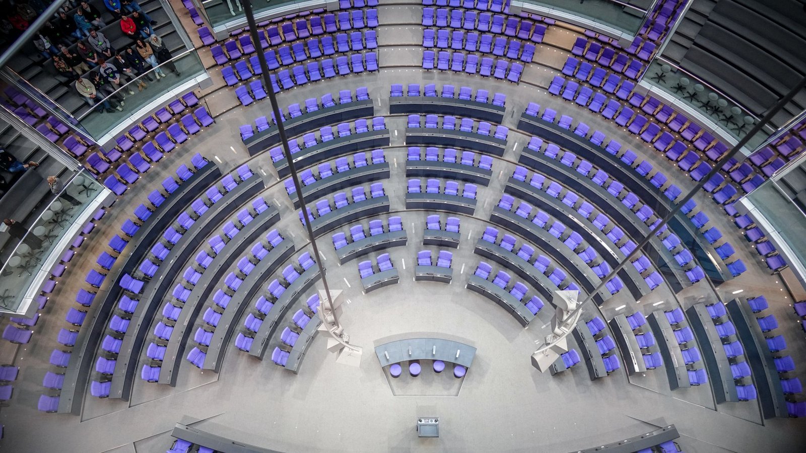 Wer am Ende einen der begehrten blauen Sitze im Bundestag erobert, ist bei dieser Wahl besonders spannend.Foto: dpa/Kay Nietfeld Wer am Ende einen der begehrten blauen Sitze im Bundestag erobert, ist bei dieser Wahl besonders spannend.Foto: dpa/Kay Nietfeld