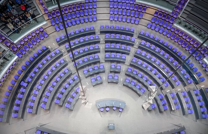 Wer am Ende einen der begehrten blauen Sitze im Bundestag erobert, ist bei dieser Wahl  besonders spannend.<span class='image-autor'>Foto: dpa/Kay Nietfeld</span>
