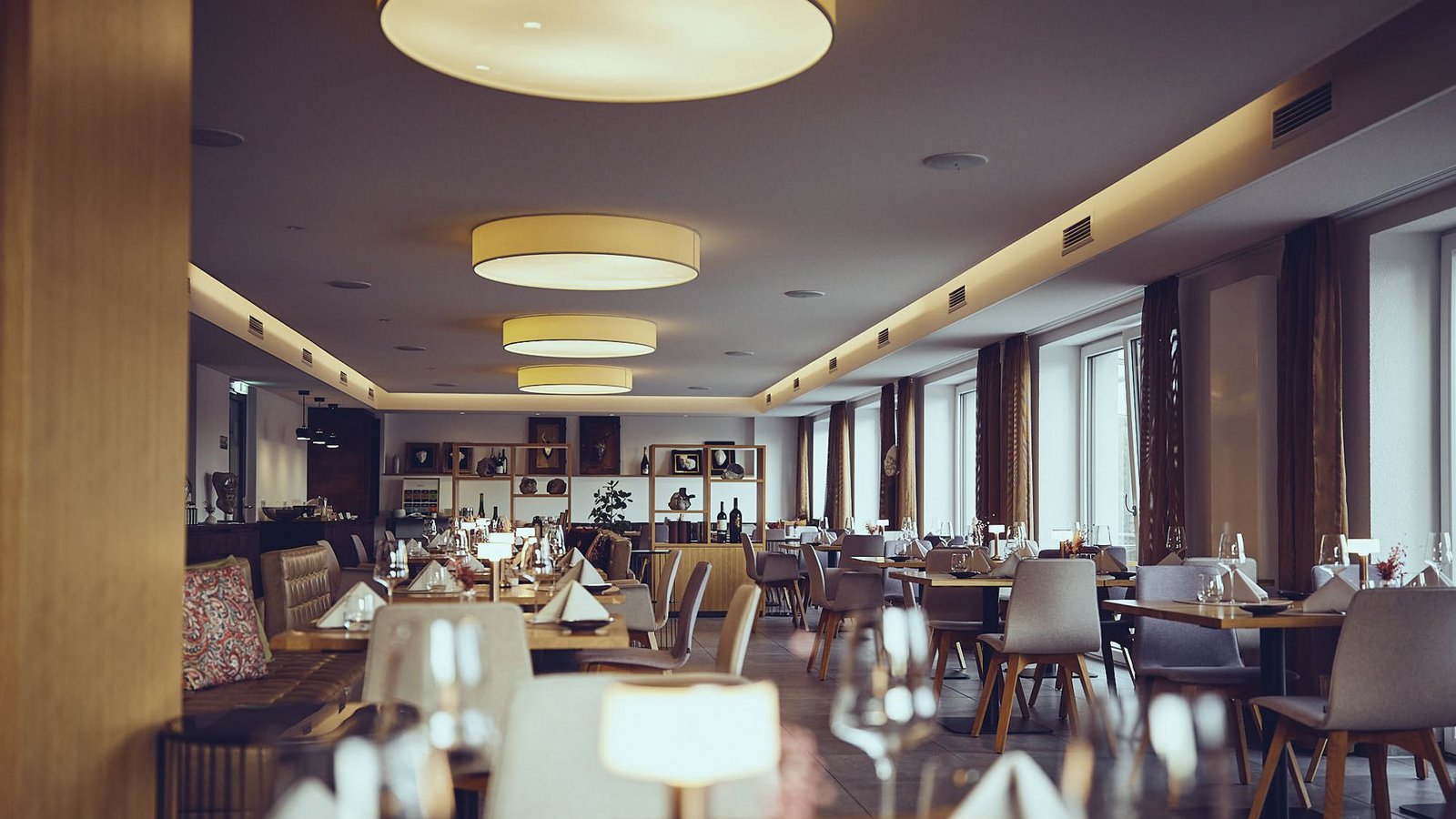 In dem weitläufigen und modern gestalteten Restaurant können bis zu 60 Gäste einen Platz finden. Gourmet- und Schnitzelfans werden nicht voneinander getrennt.Foto: Die Burg /Nico Pudimat In dem weitläufigen und modern gestalteten Restaurant können bis zu 60 Gäste einen Platz finden. Gourmet- und Schnitzelfans werden nicht voneinander getrennt.Foto: Die Burg /Nico Pudimat