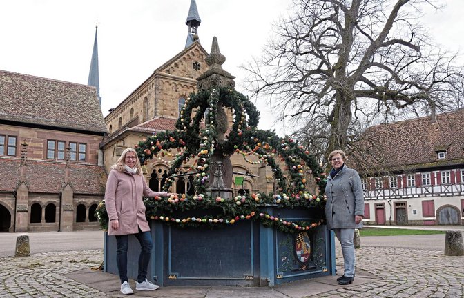 Alexandra Müller (links) und Petra Mohr sind erleichtert, dass das Kloster in Maulbronn wieder offen für Besucher sein kann.  Foto: Friedrich
