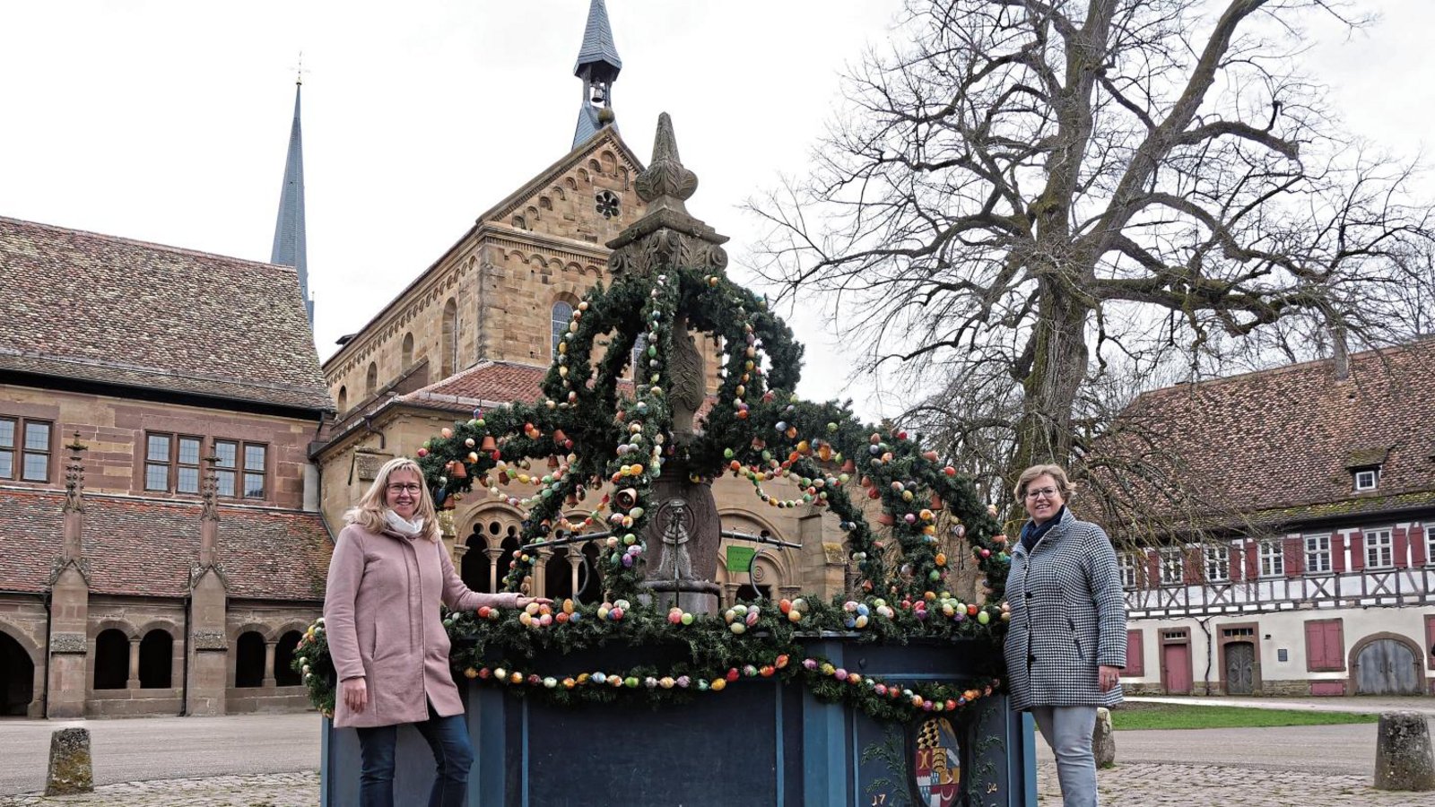 Alexandra Müller (links) und Petra Mohr sind erleichtert, dass das Kloster in Maulbronn wieder offen für Besucher sein kann. Foto: Friedrich Alexandra Müller (links) und Petra Mohr sind erleichtert, dass das Kloster in Maulbronn wieder offen für Besucher sein kann. Foto: Friedrich