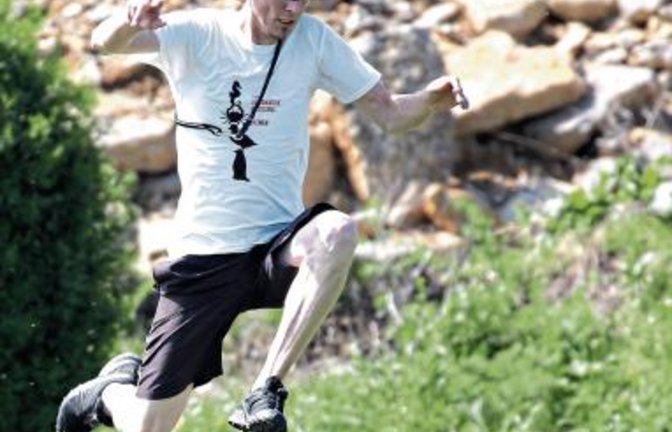 Andreas Knoch überspringt die Hürde locker, doch Victoria bleibt hängen. Foto: Küppers