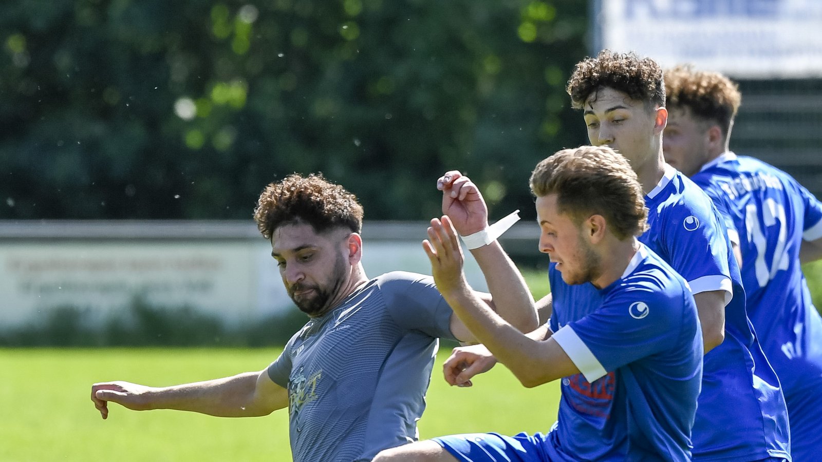 Cihat Aytac (von links) versucht sich hier, gegen Noah Maier und Luis Stuber zu behaupten. Der TSV Enzweihingen feiert gegen den TSV Bönnigheim einen 3:0-Erfolg und bangt weiter. 