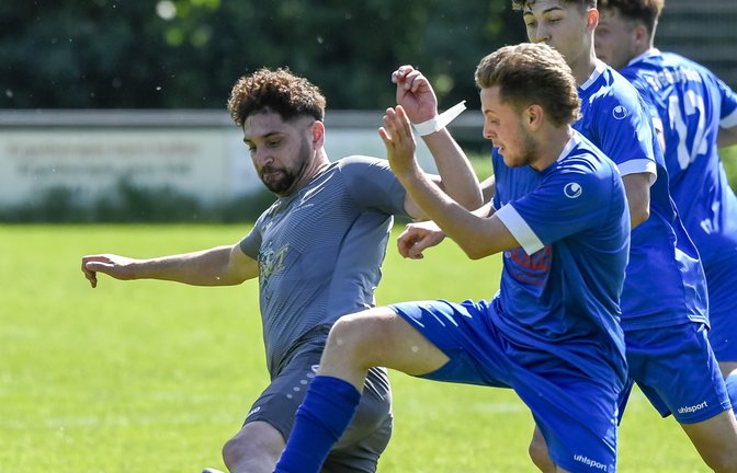 Cihat Aytac (von links) versucht sich hier, gegen Noah Maier und Luis Stuber zu behaupten. Der TSV Enzweihingen feiert gegen den TSV Bönnigheim einen 3:0-Erfolg und bangt weiter. 