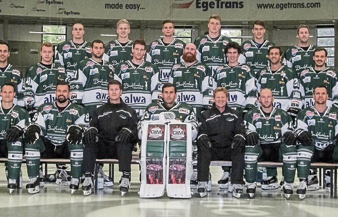 Mit kaum verändertem Kader gehen die Bietigheim Steelers in die DEL-2-Saison. Die Verantwortlichen vertrauen auf (hinten von links) Max Lukes, Andreas Schwarz, Benjamin Zientek, Mike Weigandt, Tim Heffner und Rob Brown, (Mitte von links) Fitnesstrainerin Robin Niderost, Frederik Cabana, Michael Fink, Sebastian Alt, Max Prommersberger, Shawn Weller, Matt McKnight, David Wrigley, Robin Just, Dominik Auger und Physioterapeut Pirmin Härle sowie (vorne von links) Patrick Golombek, René Schoofs, Adam Borzecki, Co-Trainer Mark St. Jean, Sinisa Martinovic, Trainer Kevin Gaudet, Marcus Sommerfeld, Bastian Steingroß und Andreas Mechel. Es fehlen die Verletzten Justin Kelly und Markus Gleich, sowie die Förderlizenzspieler Michel Weidekamp, Denis Shevyrin, Phillip Messing, Fabian Voit, Maximilian Hadraschek, Timo Schirrmacher, Marcel Kahle und Wayne Lucas. Foto: Simecek