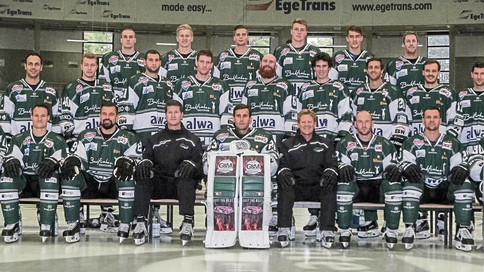 Mit kaum verändertem Kader gehen die Bietigheim Steelers in die DEL-2-Saison. Die Verantwortlichen vertrauen auf (hinten von links) Max Lukes, Andreas Schwarz, Benjamin Zientek, Mike Weigandt, Tim Heffner und Rob Brown, (Mitte von links) Fitnesstrainerin Robin Niderost, Frederik Cabana, Michael Fink, Sebastian Alt, Max Prommersberger, Shawn Weller, Matt McKnight, David Wrigley, Robin Just, Dominik Auger und Physioterapeut Pirmin Härle sowie (vorne von links) Patrick Golombek, René Schoofs, Adam Borzecki, Co-Trainer Mark St. Jean, Sinisa Martinovic, Trainer Kevin Gaudet, Marcus Sommerfeld, Bastian Steingroß und Andreas Mechel. Es fehlen die Verletzten Justin Kelly und Markus Gleich, sowie die Förderlizenzspieler Michel Weidekamp, Denis Shevyrin, Phillip Messing, Fabian Voit, Maximilian Hadraschek, Timo Schirrmacher, Marcel Kahle und Wayne Lucas. Foto: Simecek Mit kaum verändertem Kader gehen die Bietigheim Steelers in die DEL-2-Saison. Die Verantwortlichen vertrauen auf (hinten von links) Max Lukes, Andreas Schwarz, Benjamin Zientek, Mike Weigandt, Tim Heffner und Rob Brown, (Mitte von links) Fitnesstrainerin Robin Niderost, Frederik Cabana, Michael Fink, Sebastian Alt, Max Prommersberger, Shawn Weller, Matt McKnight, David Wrigley, Robin Just, Dominik Auger und Physioterapeut Pirmin Härle sowie (vorne von links) Patrick Golombek, René Schoofs, Adam Borzecki, Co-Trainer Mark St. Jean, Sinisa Martinovic, Trainer Kevin Gaudet, Marcus Sommerfeld, Bastian Steingroß und Andreas Mechel. Es fehlen die Verletzten Justin Kelly und Markus Gleich, sowie die Förderlizenzspieler Michel Weidekamp, Denis Shevyrin, Phillip Messing, Fabian Voit, Maximilian Hadraschek, Timo Schirrmacher, Marcel Kahle und Wayne Lucas. Foto: Simecek