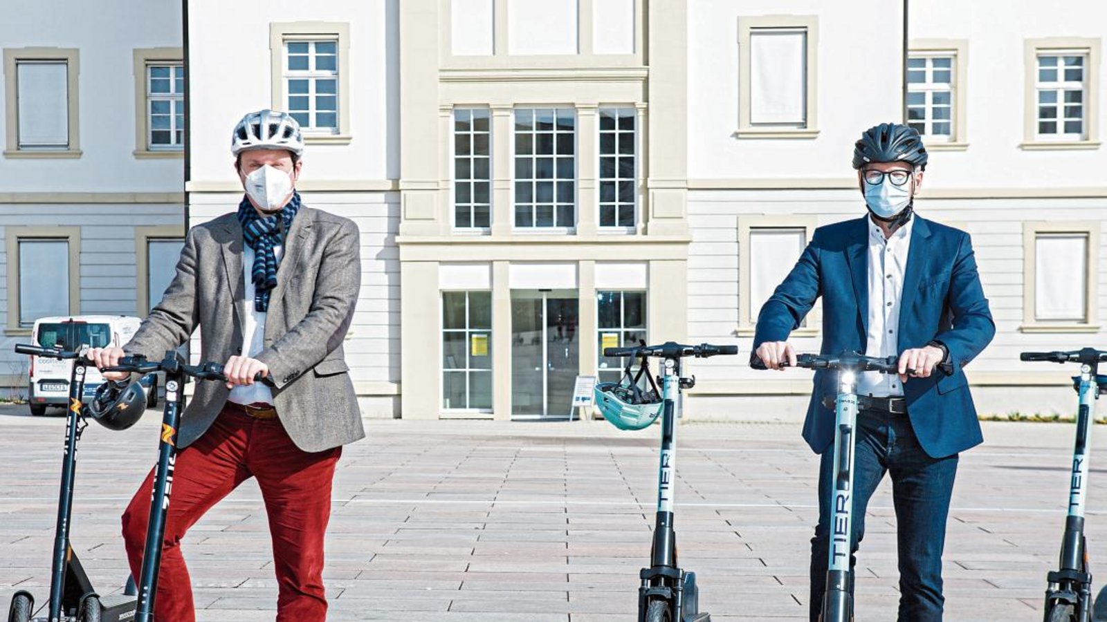 Freuen sich schon auf den Start des Modellprojekts E-Scooter in Ludwigsburg: Oberbürgermeister Dr. Matthias Knecht (links) und Bürgermeister Michael Ilk. Foto: Stollenberg Freuen sich schon auf den Start des Modellprojekts E-Scooter in Ludwigsburg: Oberbürgermeister Dr. Matthias Knecht (links) und Bürgermeister Michael Ilk. Foto: Stollenberg