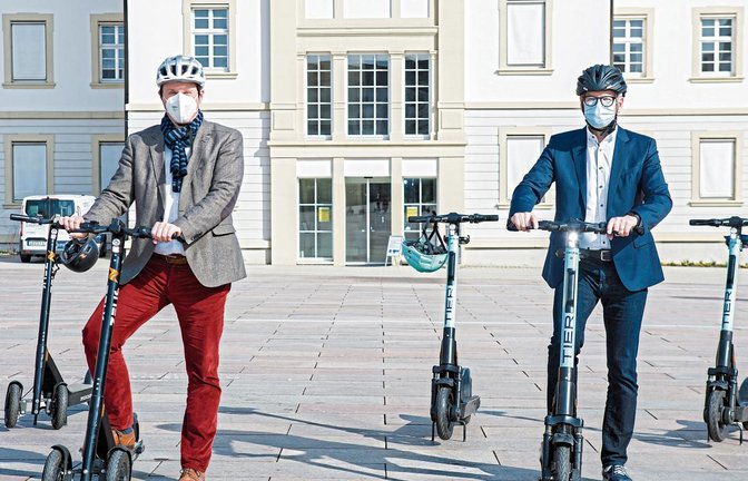 Freuen sich schon auf den Start des Modellprojekts E-Scooter in Ludwigsburg: Oberbürgermeister Dr. Matthias Knecht (links) und Bürgermeister Michael Ilk. Foto: Stollenberg