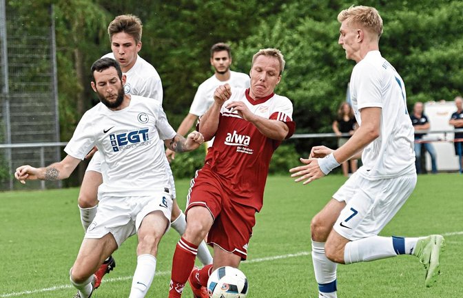 Rainer Lederer (Mitte) ist ein Aktivposten bei der SGM Hohenhaslach/Freudental und oft nur schwer vom Ball zu trennen.  Foto: Leitner