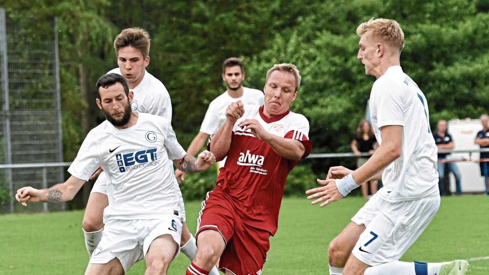 Rainer Lederer (Mitte) ist ein Aktivposten bei der SGM Hohenhaslach/Freudental und oft nur schwer vom Ball zu trennen. Foto: Leitner Rainer Lederer (Mitte) ist ein Aktivposten bei der SGM Hohenhaslach/Freudental und oft nur schwer vom Ball zu trennen. Foto: Leitner