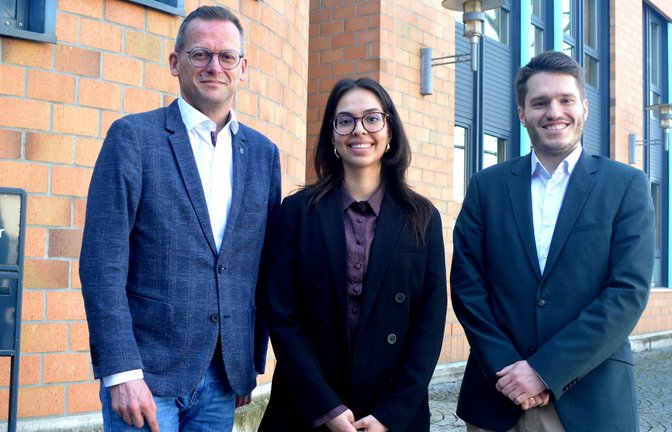 Oberbürgermeister Stephan Retter (links) und Phillip Schad stellen Sara Cevik als neue starke Stimme der Stadtteile vor.  <span class='image-autor'>Foto: Stahlfeld</span>