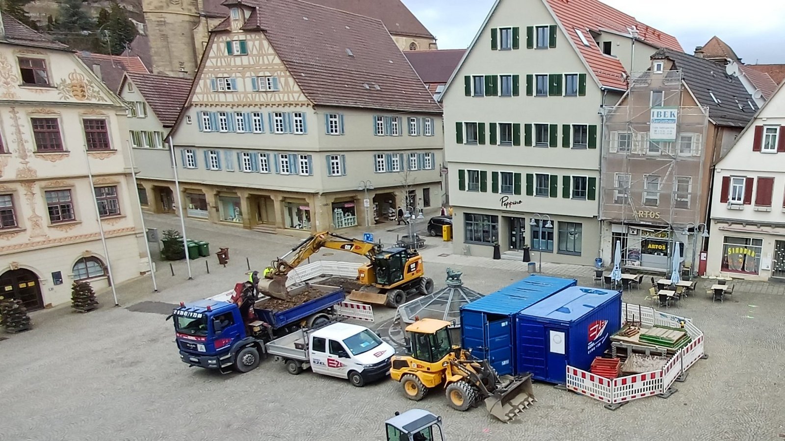 Schweres Gerät auf dem Marktplatz, aktuell werden zwei Pflanzlöcher gegraben. Foto: Rücker Schweres Gerät auf dem Marktplatz, aktuell werden zwei Pflanzlöcher gegraben. Foto: Rücker