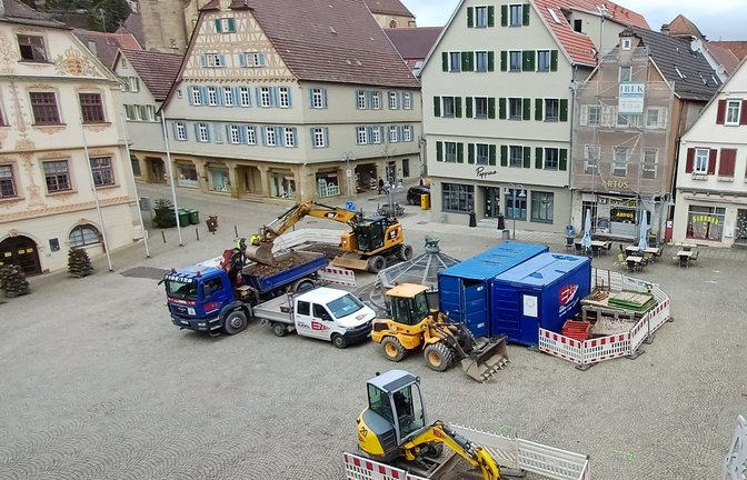 Schweres Gerät auf dem Marktplatz, aktuell werden zwei Pflanzlöcher gegraben.  <span class='image-autor'>Foto: Rücker</span>