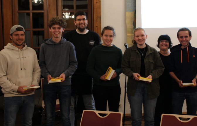 Die BAK-Mitglieder (von links): Benjamin Hiller aus Illingen, Yannik Pozsgai aus Kleinglattbach, Vera Mayer aus Großsachsenheim, Annikka Schray aus Enzweihingen und Marco Wenz aus Eberdingen. In der zweiten Reihe stehen noch Fabio Pires als Vorsitzender des Bezirksjugendwerks und EJV-Bezirksjugendreferentin Claudia Brenner. <span class='image-autor'>Foto: Pfisterer</span>