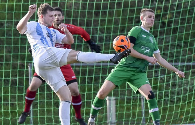 Vaihingens Niklas Laufenberg (links) zieht ab. Thomas Haupt kann nicht mehr eingreifen, doch Keeper Tobias Linder hält. <span class='image-autor'>Foto: Leitner</span>