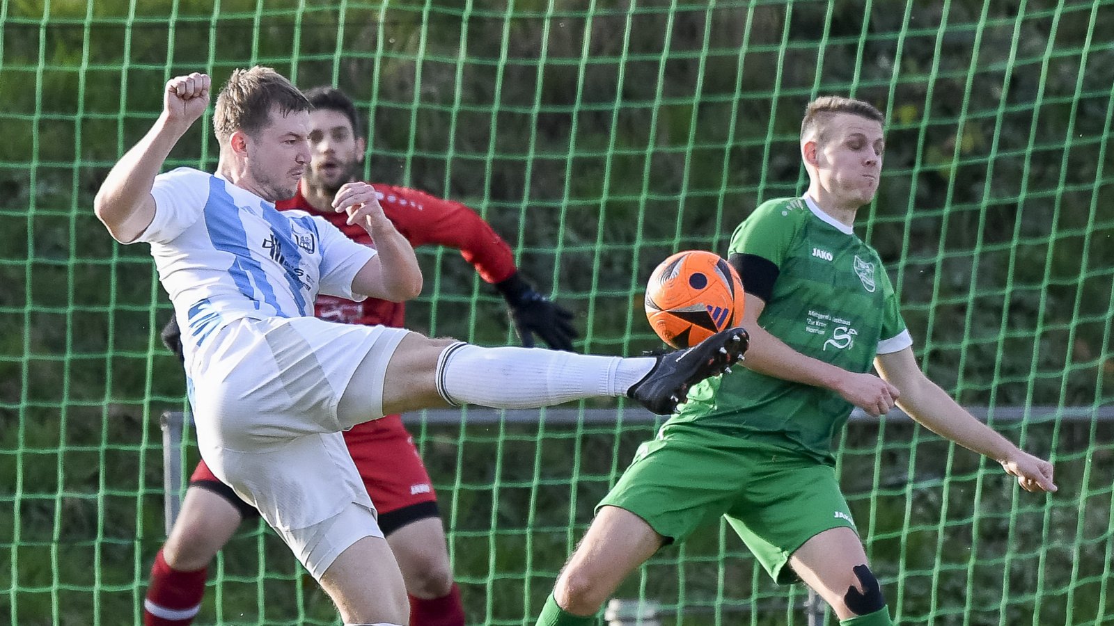 Vaihingens Niklas Laufenberg (links) zieht ab. Thomas Haupt kann nicht mehr eingreifen, doch Keeper Tobias Linder hält. Foto: Leitner Vaihingens Niklas Laufenberg (links) zieht ab. Thomas Haupt kann nicht mehr eingreifen, doch Keeper Tobias Linder hält. Foto: Leitner