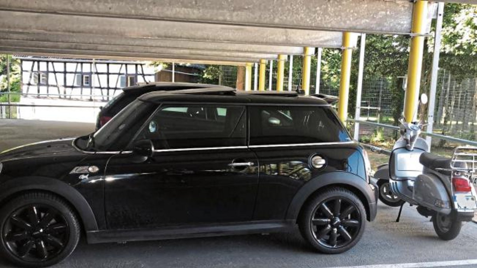 Der Vorteil kleiner Fahrzeuge: Es passen zwei auf einen Parkplatz, wie hier ein Dream-Team der VKZ mit Motorroller und Kleinwagen zeigt.   Foto: p