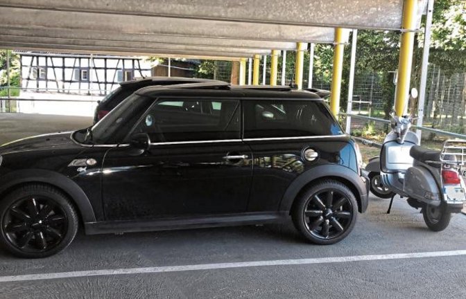 Der Vorteil kleiner Fahrzeuge: Es passen zwei auf einen Parkplatz, wie hier ein Dream-Team der VKZ mit Motorroller und Kleinwagen zeigt.   Foto: p