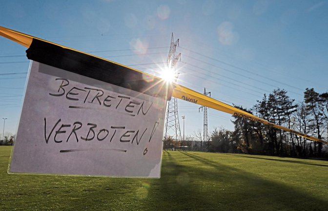 Vom Wetter her wäre der November beinahe perfekt für Fußball auf dem Rasen – hier der im Nussdorfer Hardtwäldle. Doch coronabedingt sind Training und Spiele weiterhin verboten. Foto: Küppers