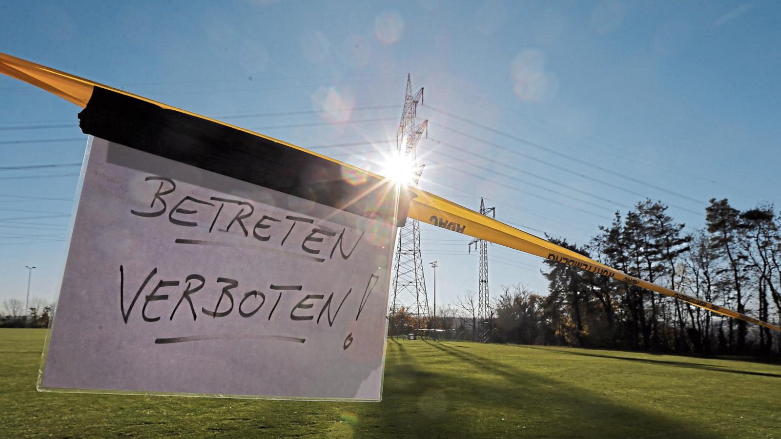 Vom Wetter her wäre der November beinahe perfekt für Fußball auf dem Rasen – hier der im Nussdorfer Hardtwäldle. Doch coronabedingt sind Training und Spiele weiterhin verboten. Foto: Küppers