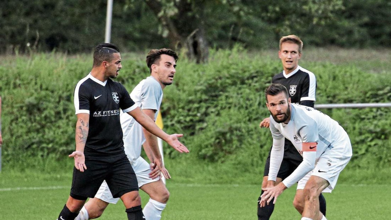 Bloß nicht zu viel Respekt vor guten Mannschaften! Während der Gegner noch lamentiert, legt sich SVR-Kapitän Björn Kachel im Pokalspiel von Mittwochabend den Ball schon für einen Freistoß zurecht. Foto: Küppers