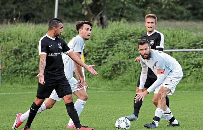 Bloß nicht zu viel Respekt vor guten Mannschaften! Während der Gegner noch lamentiert, legt sich SVR-Kapitän Björn Kachel im Pokalspiel von Mittwochabend den Ball schon für einen Freistoß zurecht. Foto: Küppers