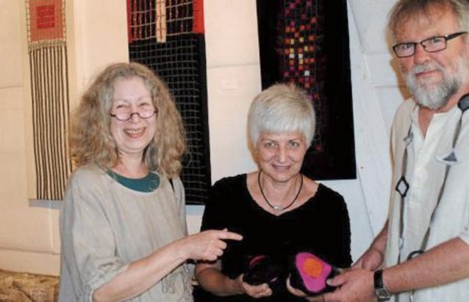 Hans und Monika Schmid (von rechts) mit Besucherin Susanne Lämmle .  Foto: Stahlfeld