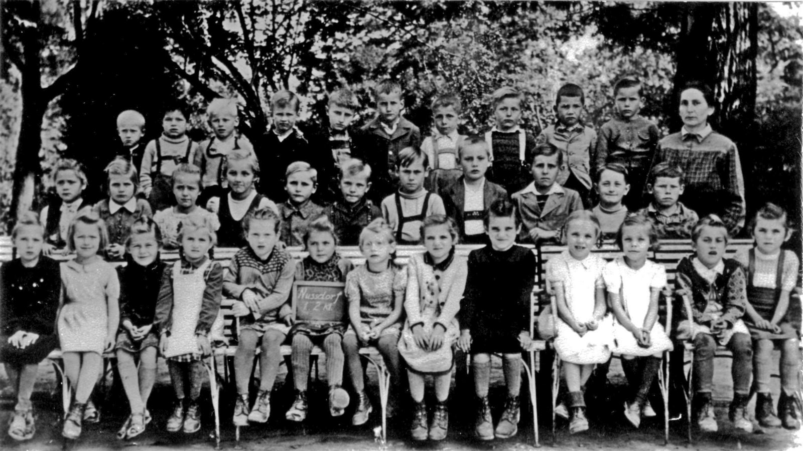 Volksschüler aus Nussdorf der 1. und 2. Klassen (Jahrgänge 1941 und 1942).  Foto: Archiv