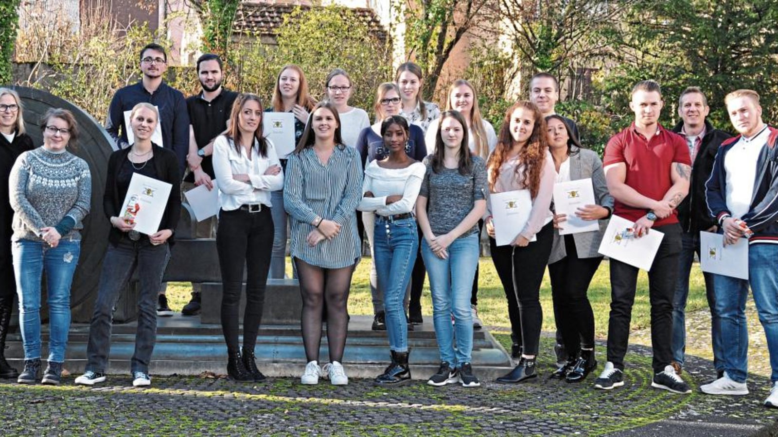 Die Absolventen der Winterprüfung an der Beruflichen Schule Mühlacker mit den Klassenlehrern. Foto: p Die Absolventen der Winterprüfung an der Beruflichen Schule Mühlacker mit den Klassenlehrern. Foto: p