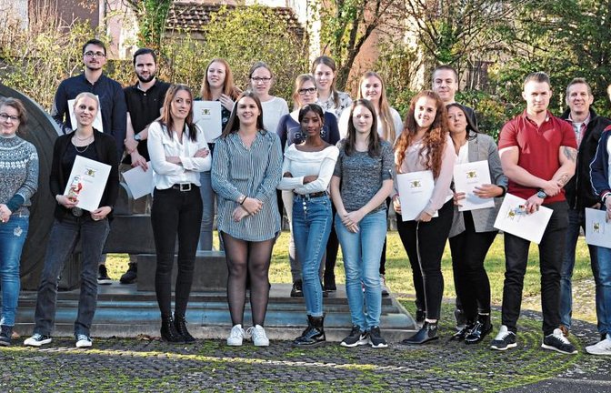 Die Absolventen der Winterprüfung an der Beruflichen Schule Mühlacker mit den Klassenlehrern. Foto: p