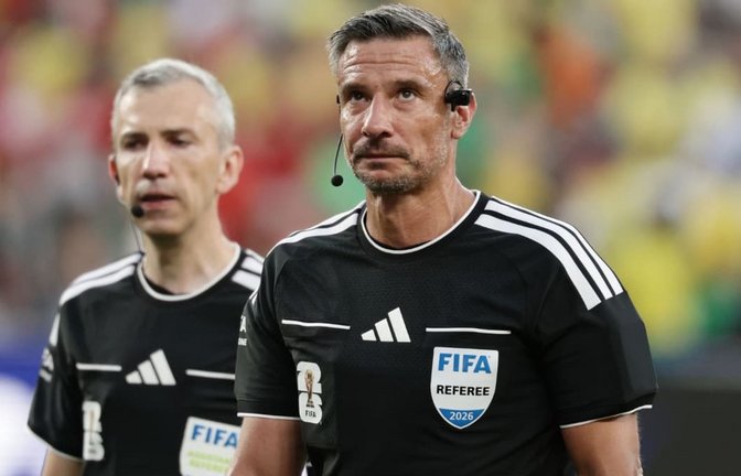 Slavko Vincic aus Slowenien leitet das WM-Finale zwischen Spanien und Argentinien.<span class='image-autor'>Adam Hunger/AP/dpa</span>