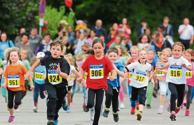 Nicht mehr auf Asphalt, sondern auf dem Rasen des Sportplatzes werden die Bambini beim Oberriexinger Volkslauf laufen. Foto: Küppers
