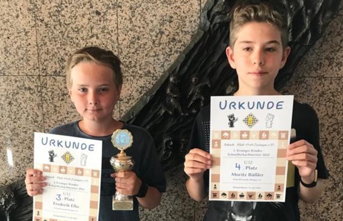 Frederik Elbs (von links) spielte sich beim Kinder-Schnellschachturnier in Ersingen auf Platz drei, Moritz Bäßler wurde Vierter. <span class='image-autor'>Foto: privat</span>