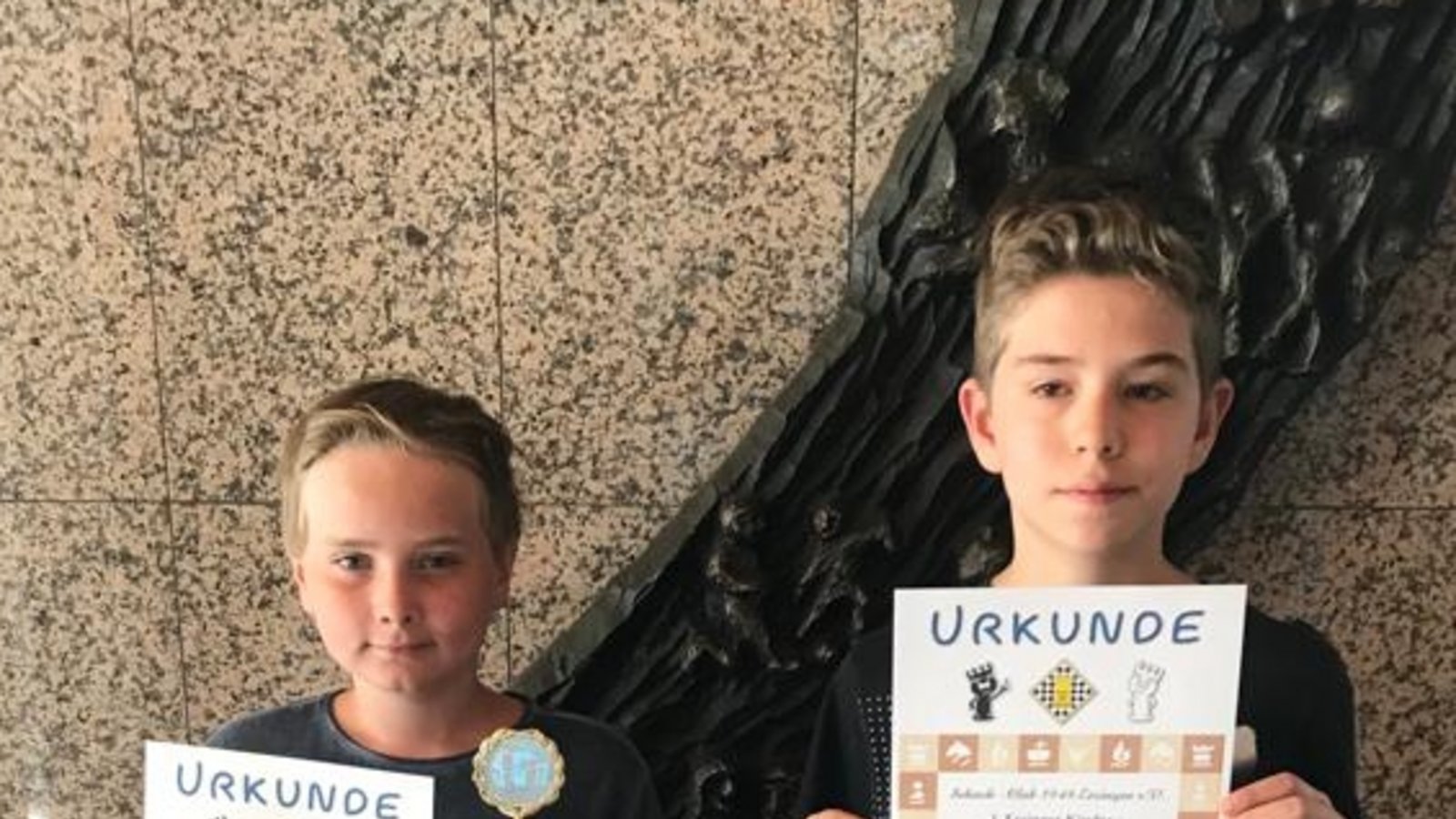 Frederik Elbs (von links) spielte sich beim Kinder-Schnellschachturnier in Ersingen auf Platz drei, Moritz Bäßler wurde Vierter. Foto: privat
