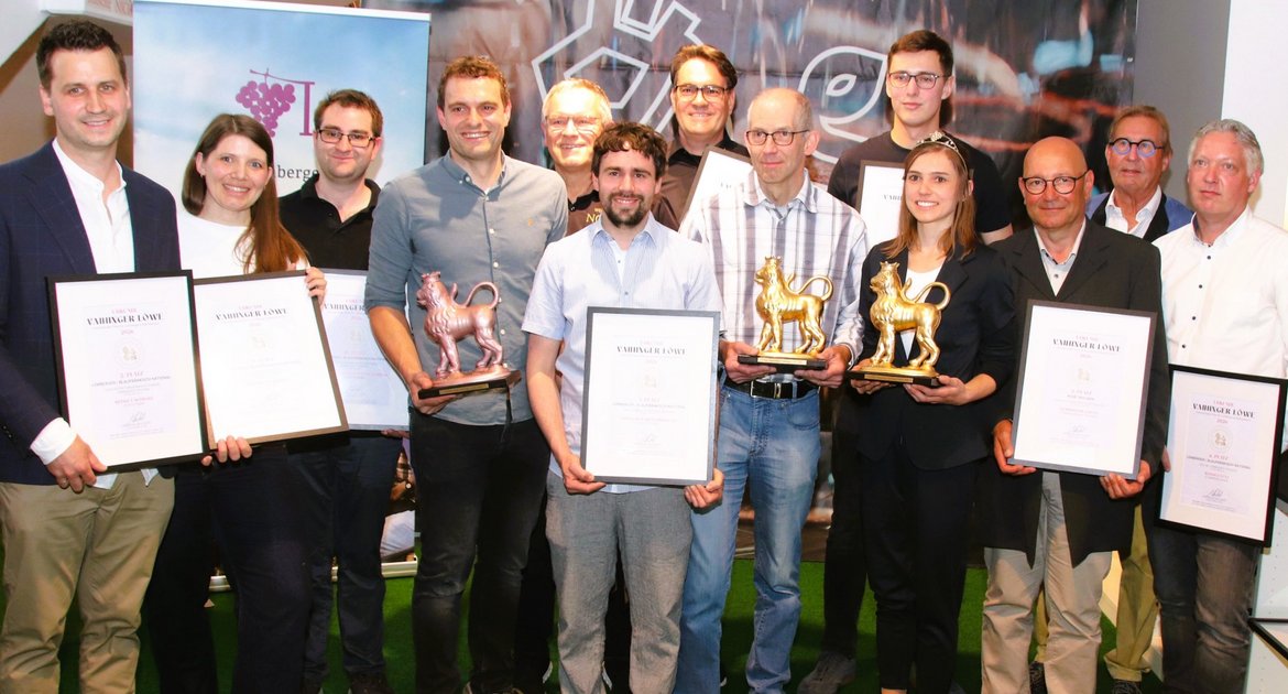 Die Preisträger beim Wettbewerb um den Vaihinger Weinlöwen im Sachsenheimer Einrichtungshaus Schmids Domino. Die Trophäen und Urkunden übergeben Mara Walz von den Weinlöwen (Zweite von links), die württembergische Weinprinzessin Manuela Breitmayer und Ferry Wittchen (Zweiter von rechts) vom Lemberger-Verein.   Foto: Arning 