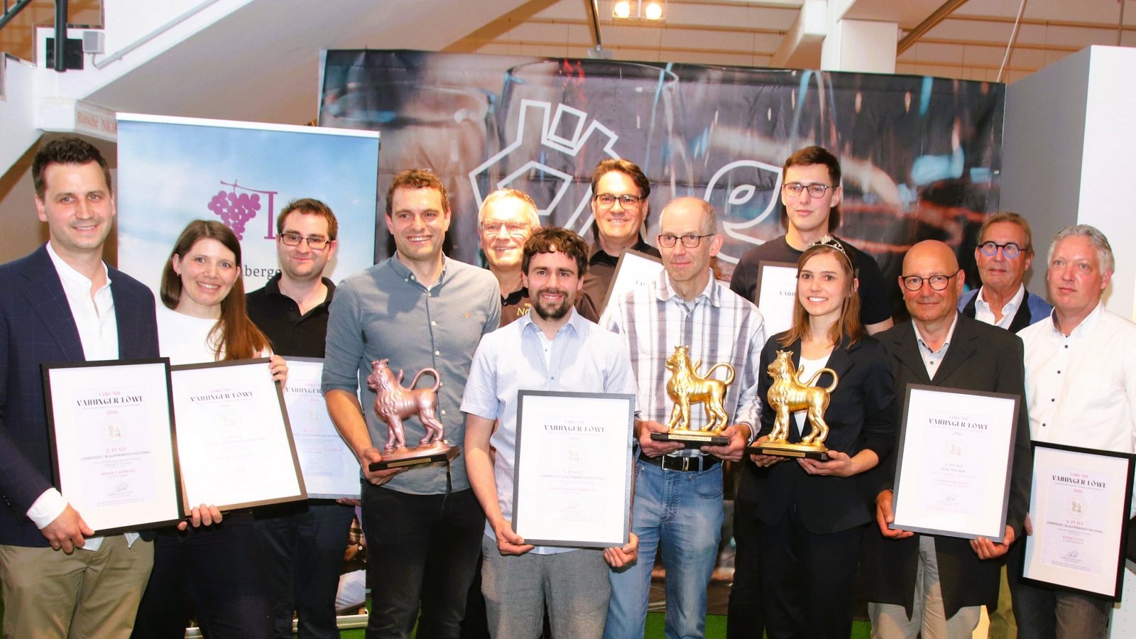 Die Preisträger beim Wettbewerb um den Vaihinger Weinlöwen im Sachsenheimer Einrichtungshaus Schmids Domino. Die Trophäen und Urkunden übergeben Mara Walz von den Weinlöwen (Zweite von links), die württembergische Weinprinzessin Manuela Breitmayer und Ferry Wittchen (Zweiter von rechts) vom Lemberger-Verein.  Foto: Arning