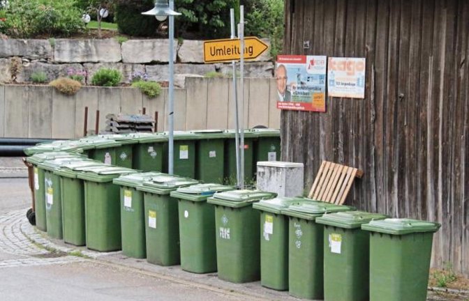 Tonnenparade an der Kreuzung Katharinenstraße/Lorenzstraße in Gündelbach: Das Bioenergiedorf sorgt für aufgegrabene Straßen, durch die Müllfahrzeuge nicht kommen. Das Ergebnis: Wenn Leerung ist, sammeln sich alle Mülltonnen aus der Kästnerstraße an diesem Eck.  Foto: Klaiber