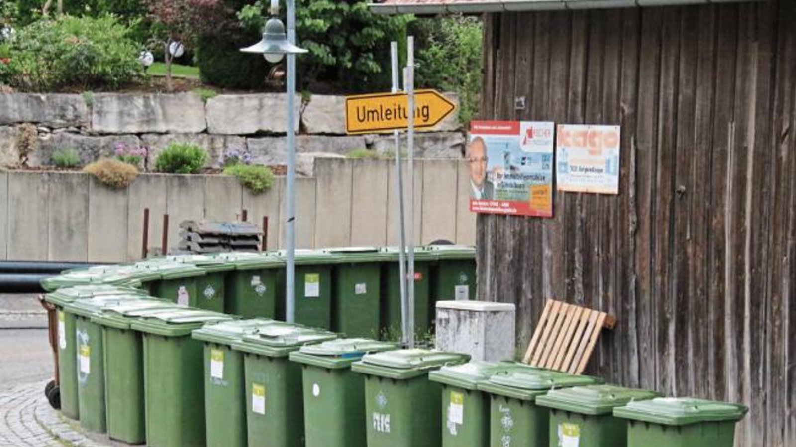 Tonnenparade an der Kreuzung Katharinenstraße/Lorenzstraße in Gündelbach: Das Bioenergiedorf sorgt für aufgegrabene Straßen, durch die Müllfahrzeuge nicht kommen. Das Ergebnis: Wenn Leerung ist, sammeln sich alle Mülltonnen aus der Kästnerstraße an diesem Eck. Foto: Klaiber Tonnenparade an der Kreuzung Katharinenstraße/Lorenzstraße in Gündelbach: Das Bioenergiedorf sorgt für aufgegrabene Straßen, durch die Müllfahrzeuge nicht kommen. Das Ergebnis: Wenn Leerung ist, sammeln sich alle Mülltonnen aus der Kästnerstraße an diesem Eck. Foto: Klaiber