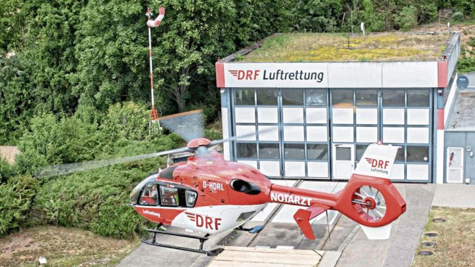 Der Rettungshubschrauber soll nach Meinung vieler Unterstützer in Leonberg bleiben, laut einem Gutachten jedoch gen Süden verlegt werden.  Foto: DRF-Luftrettung