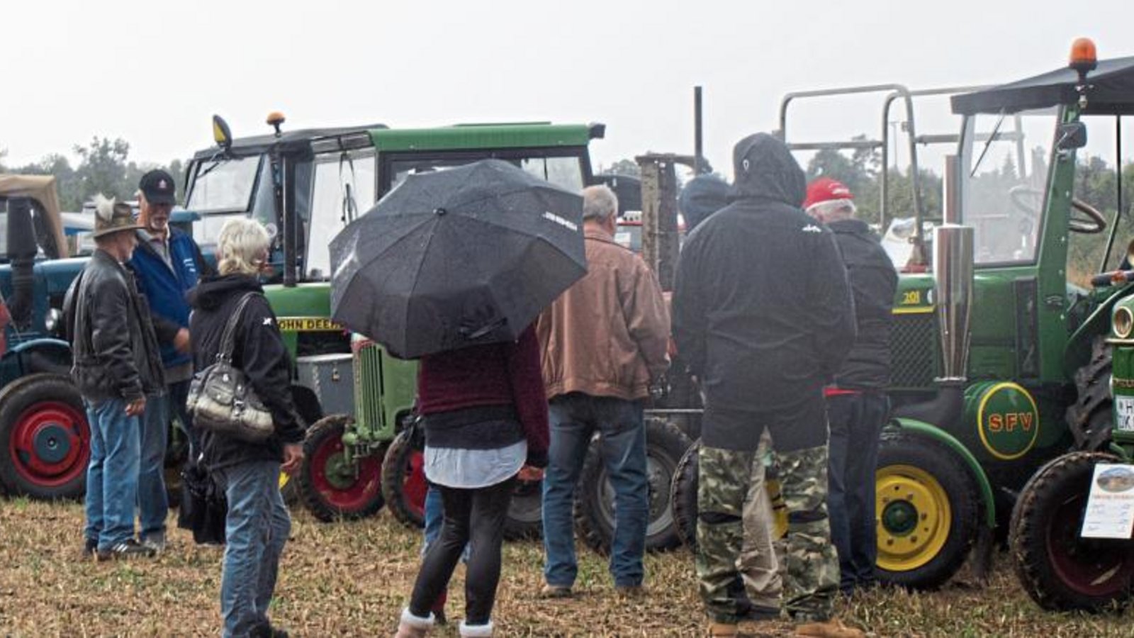 Vom Regen ließen sich am Sonntag weder Besucher noch Aussteller abschrecken.  Fotos: Friedrich