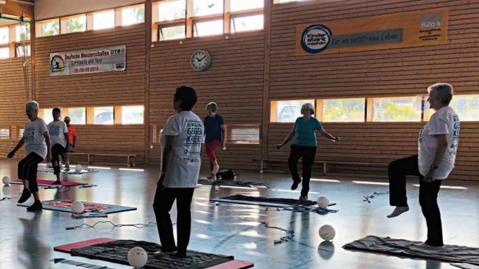 Unter anderem standen beim Aktionstag des TV Sersheim unter dem Motto „Bewegung gegen Krebs“ Gleichgewichts- und Balance-Übungen auf dem Programm. Foto: privat