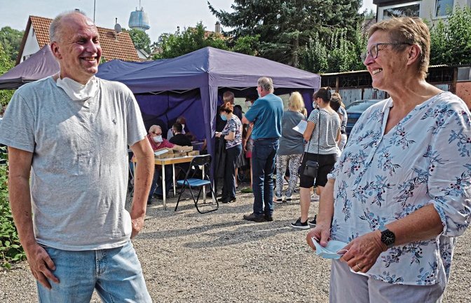 Michael Fink (links) und Irmgard Muthsam-Polimeni freuen sich über die positive Resonanz auf die Impfaktion bei der Mühlacker Tafel. Foto: Friedrich